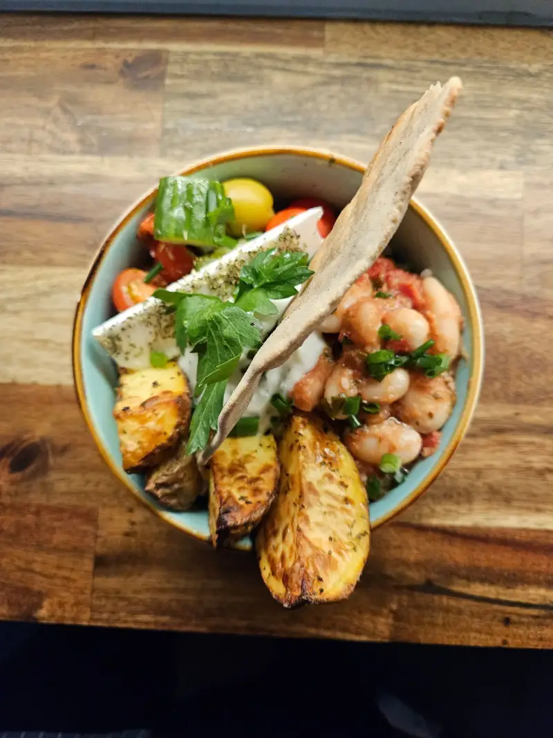 Bowl mit Bohnen, Tomaten, Kartoffeln und Kräutern