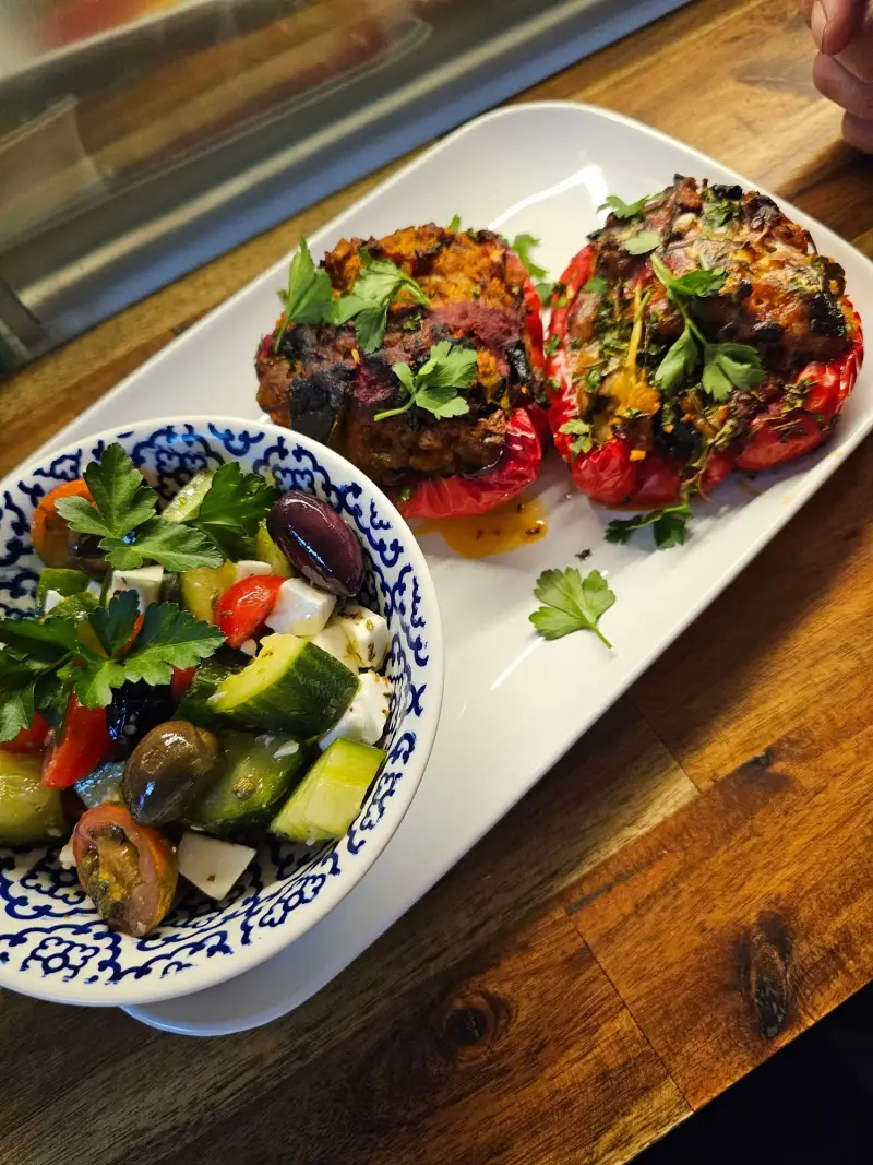 Jemista: gefüllte Paprika mit griechischem Salat