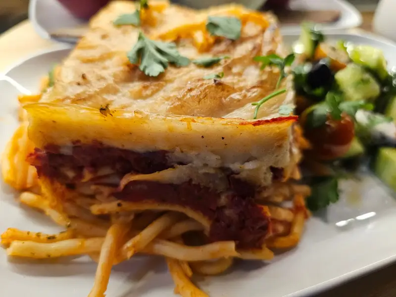 Überbackener Auflauf mit glutenfreien Nudeln und Salat
